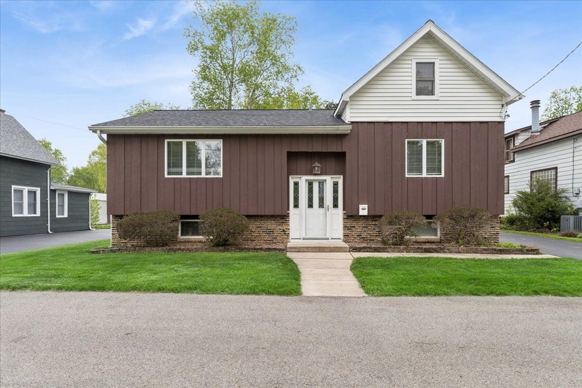 1631 Park Street — McHenry, IL 60050