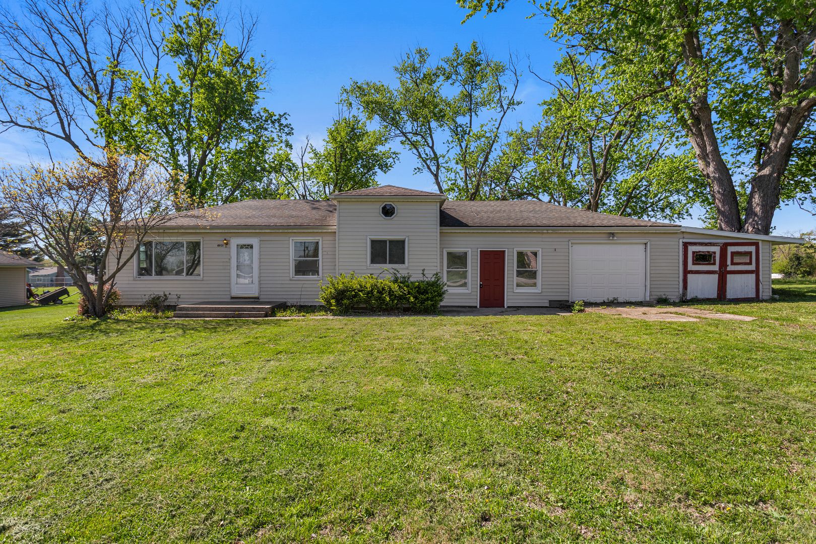 4931 E Glenwood Drive — Decatur, IL 62521