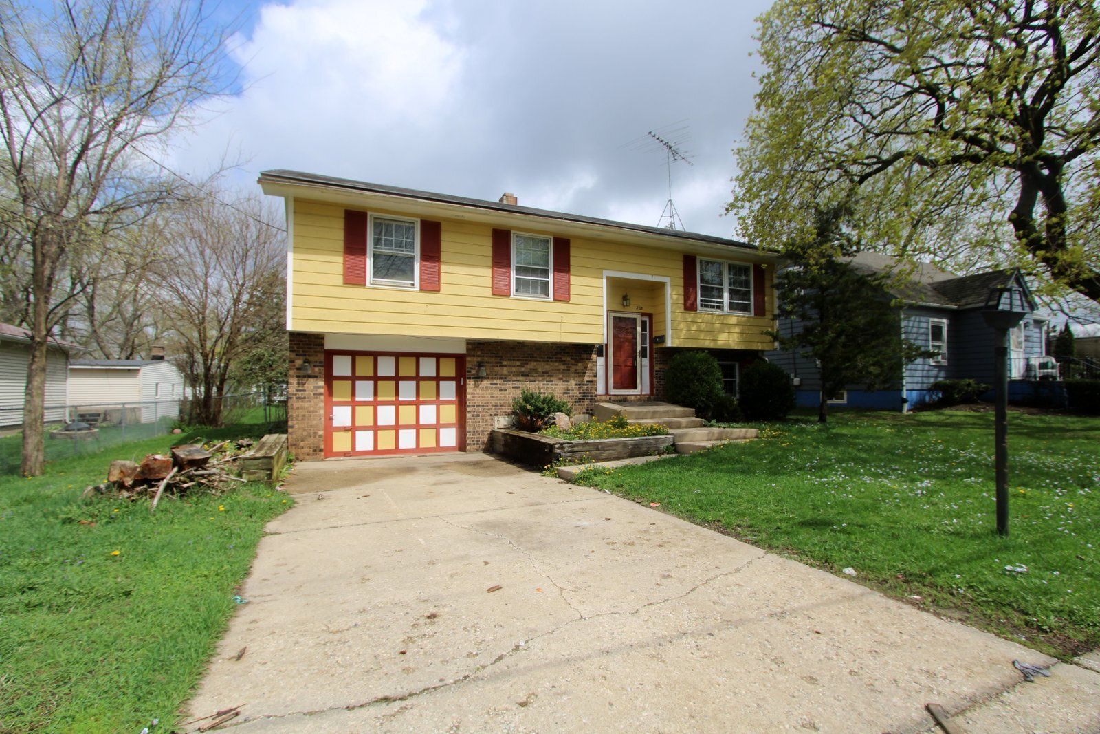 203 E Donovan Avenue — Woodstock, IL 60098