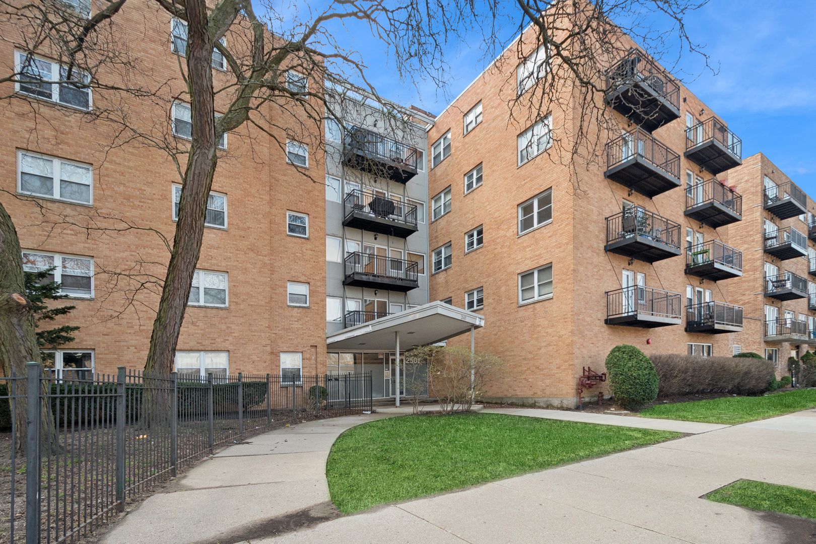 2501 W Bryn Mawr Avenue #305 — Chicago, IL 60659
