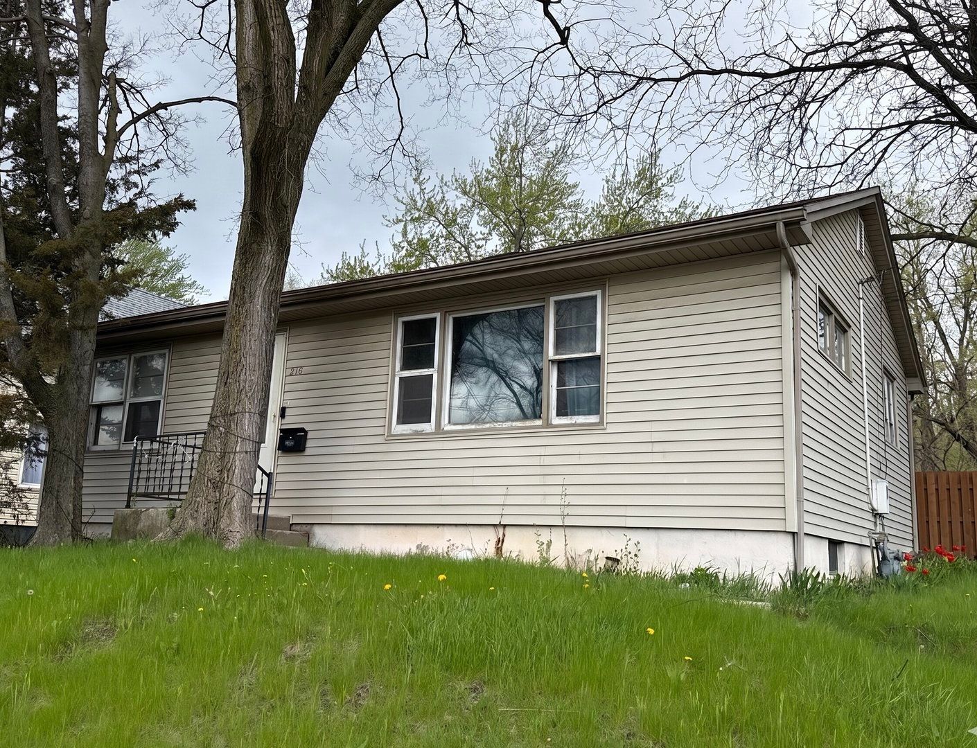 216 E Illinois Avenue — Aurora, IL 60505