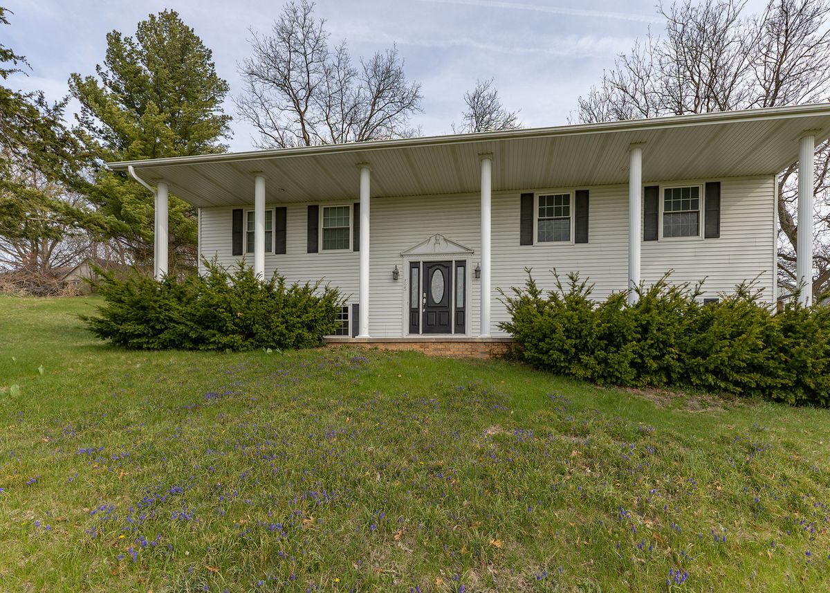 25 Oak Grove Road, Geneseo, IL 61254