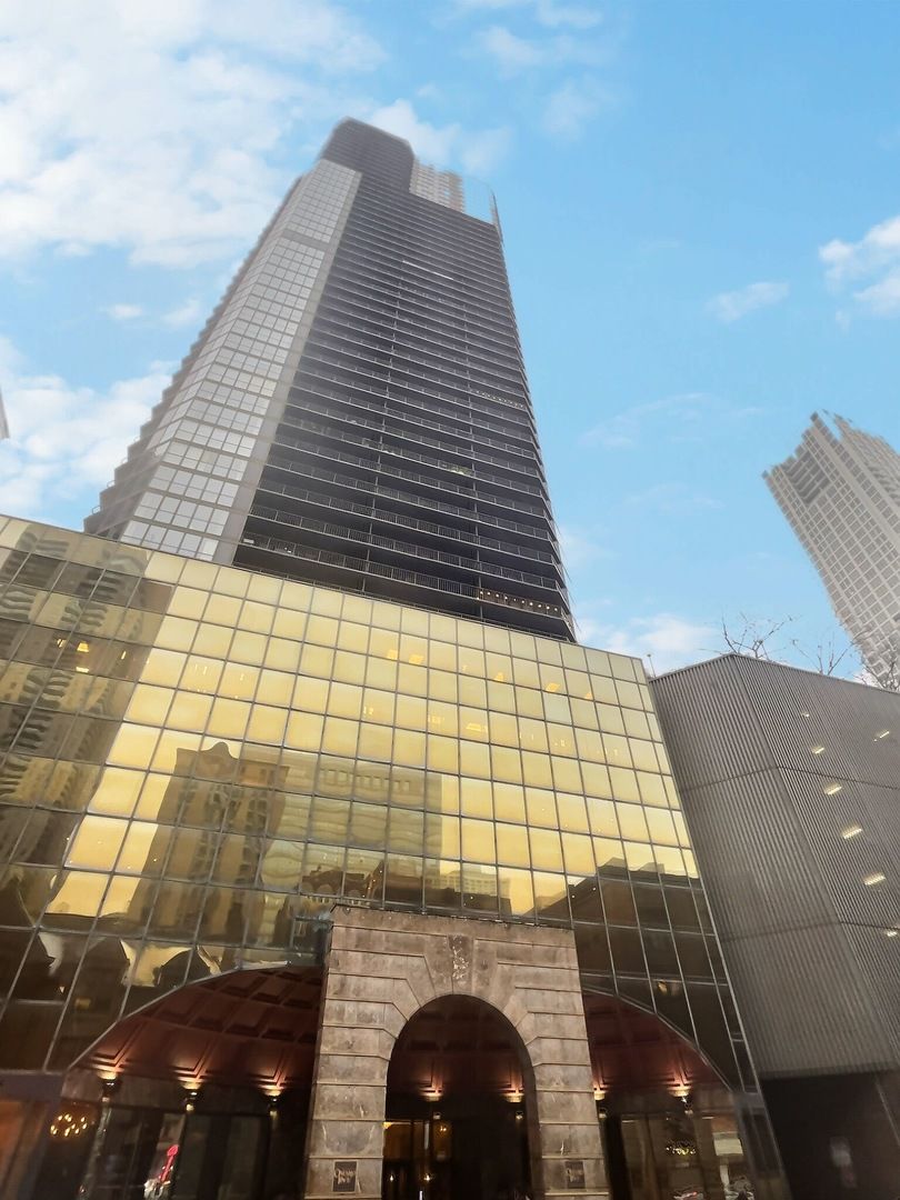 10 E Ontario Street #2801 — Chicago, IL 60611