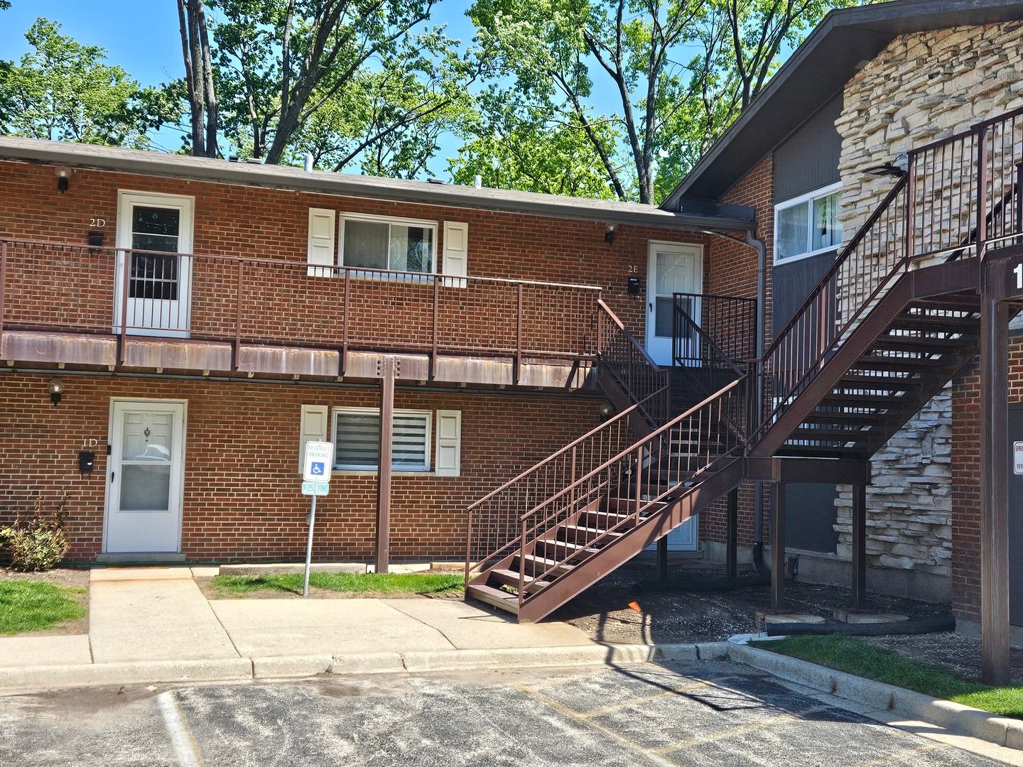 1910 W Hatherleigh Court #2E — Mount Prospect, IL 60056