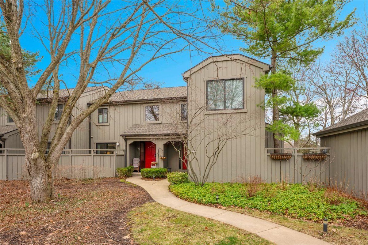 196 Shoreline Road — Lake Barrington, IL 60010