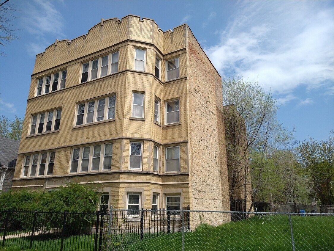 7931 S Manistee Avenue — Chicago, IL 60617