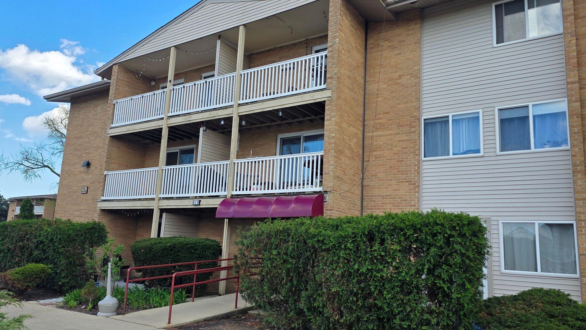 910 Beau Drive #202 — Des Plaines, IL 60016