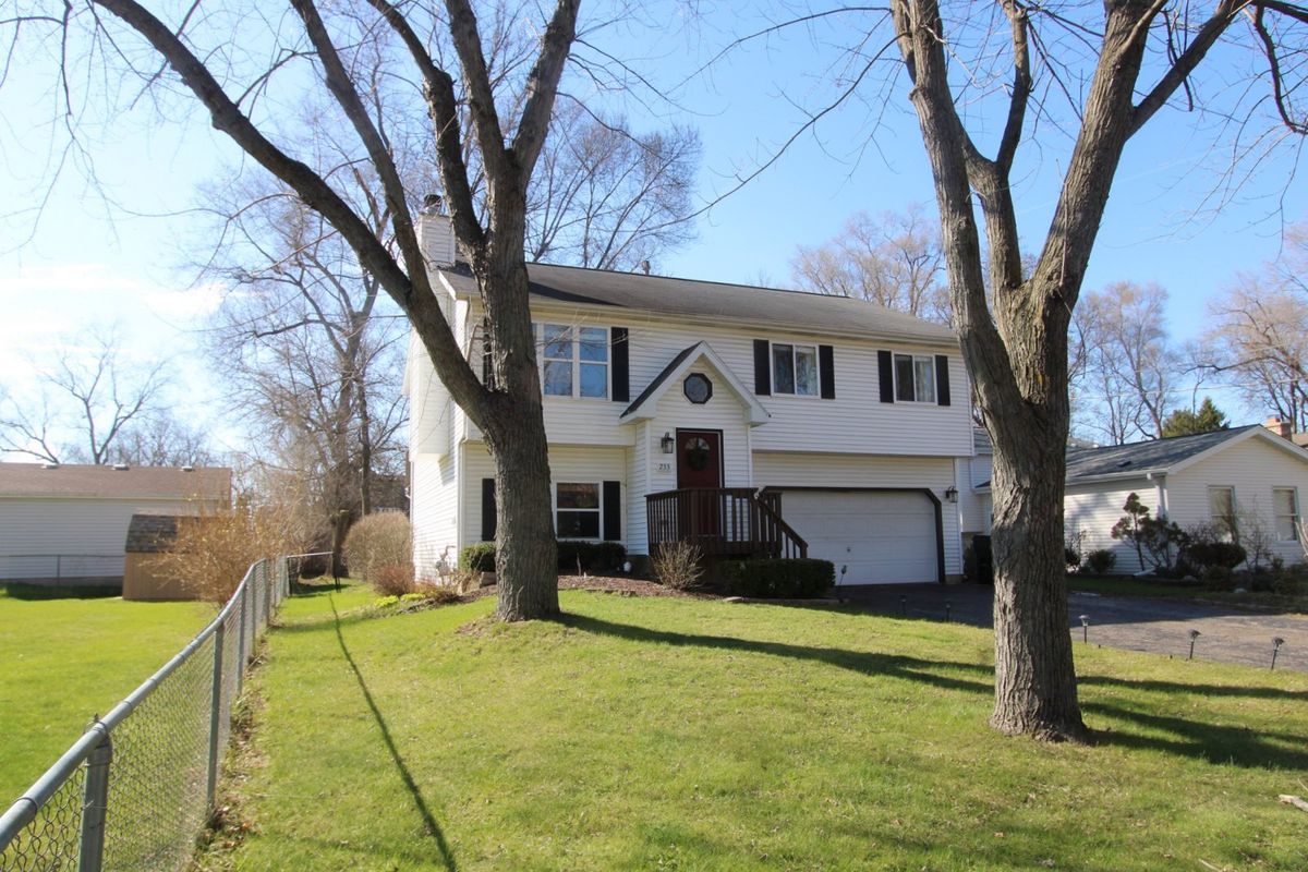 233 Shore Drive, Island Lake, IL 60042