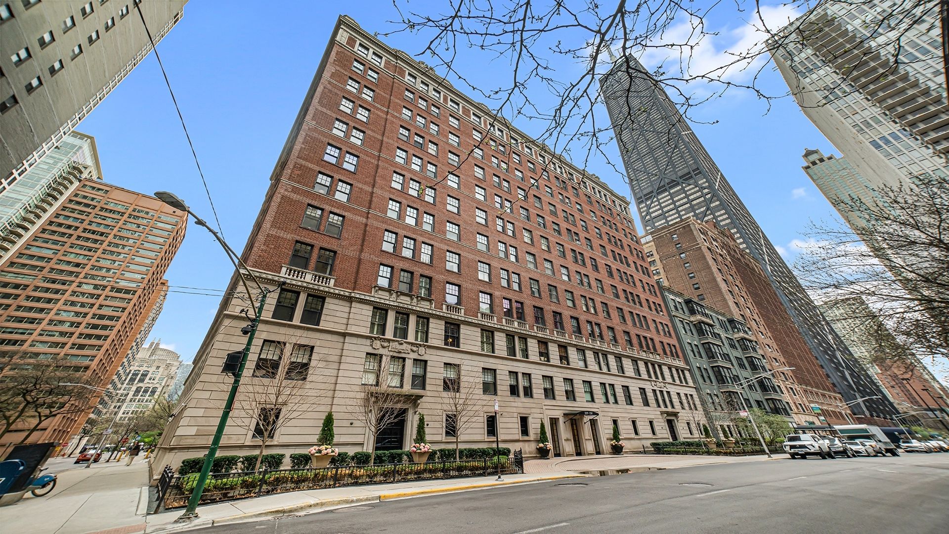 227 E Delaware Place #8C — Chicago, IL 60611