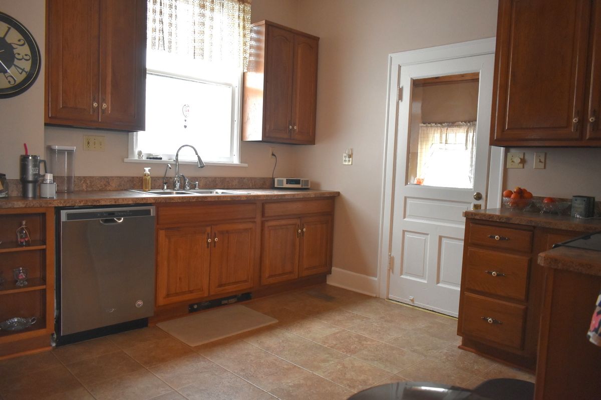 330 E Locust Street, Watseka, IL 60970