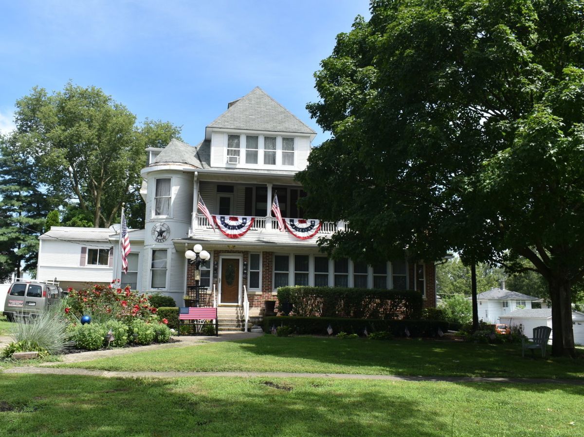 330 E Locust Street, Watseka, IL 60970