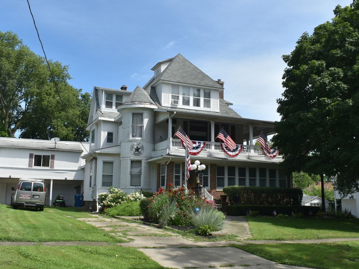 330 E Locust Street, Watseka, IL 60970