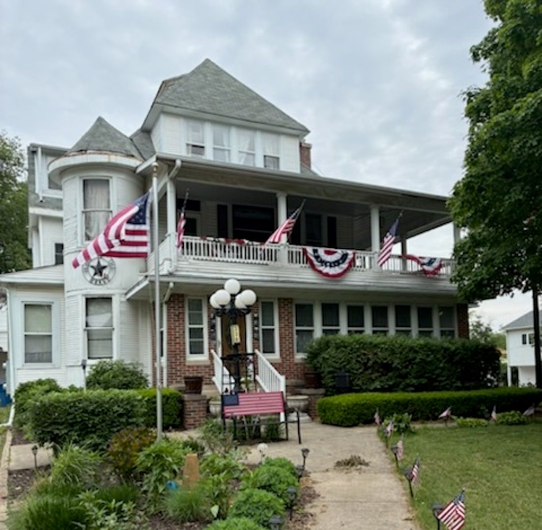 330 E Locust Street, Watseka, IL 60970