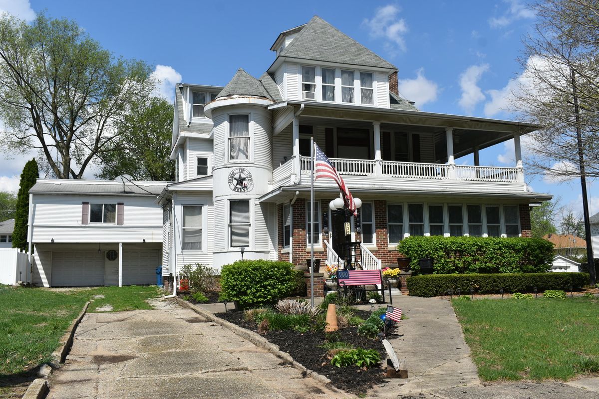 330 E Locust Street, Watseka, IL 60970