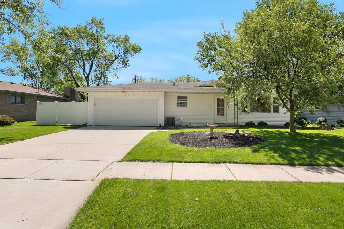 1910 Richard Street, Aurora, IL 60506