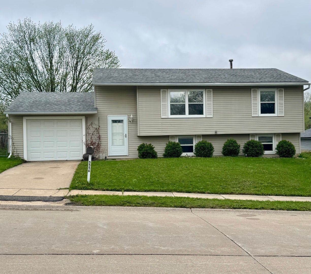 5556 N Thornwood Avenue — Davenport, IA 52806