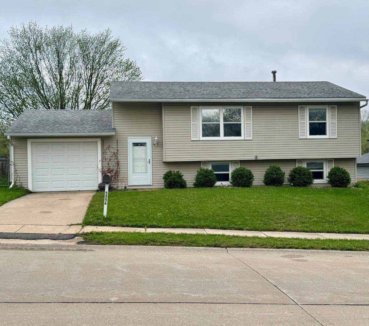 5556 Thornwood Avenue, Davenport, IA 52806