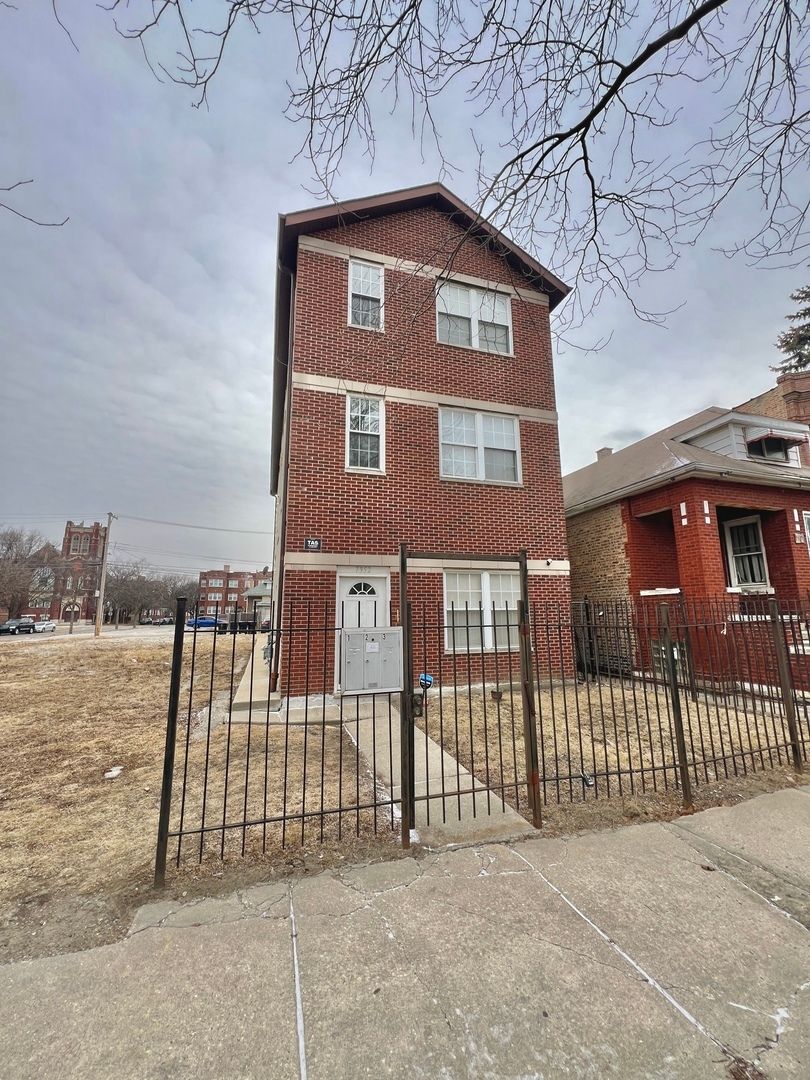 7952 S Carpenter Street #3 — Chicago, IL 60620