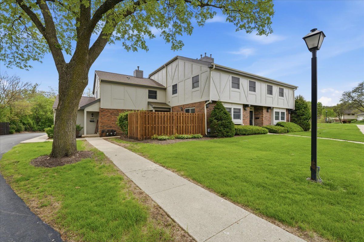 842 Bristol Drive, Barrington, IL 60010