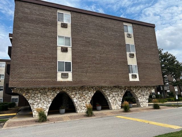 1301 S Finley Road #414 — Lombard, IL 60148
