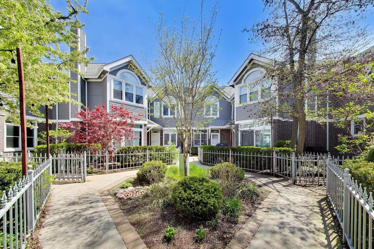 3331 Racine Avenue, Chicago, IL 60657