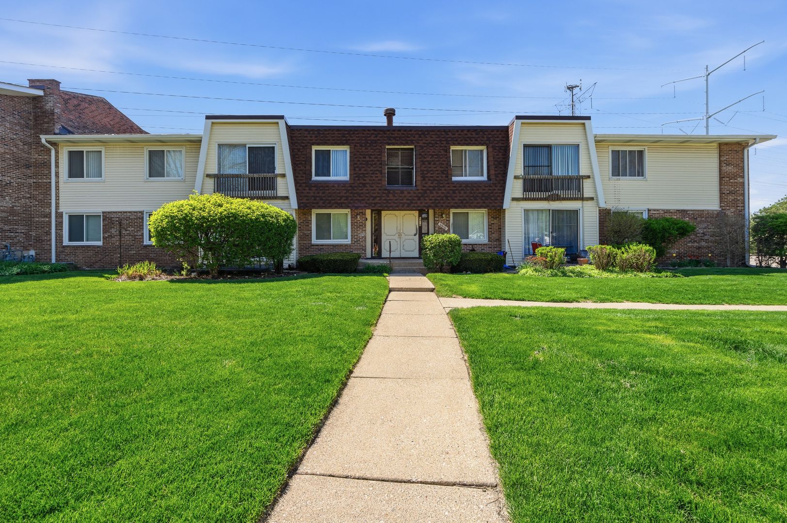 6818 Roberts Drive #3 — Woodridge, IL 60517