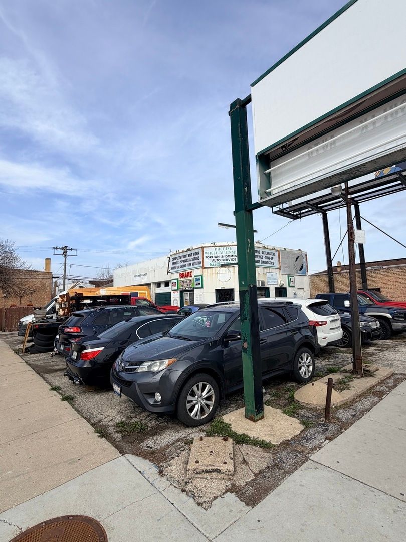 5256 W Diversey Avenue — Chicago, IL 60639