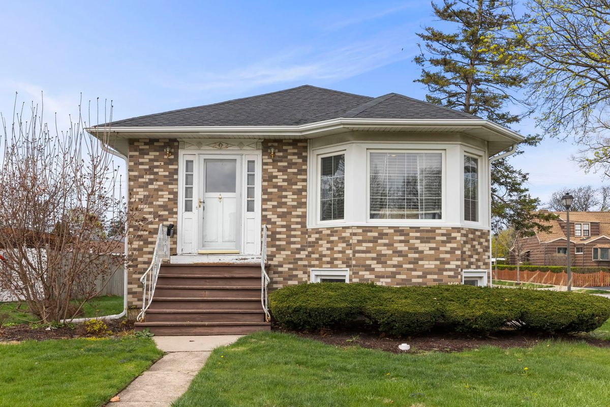 202 Pick Avenue, Elmhurst, IL 60126