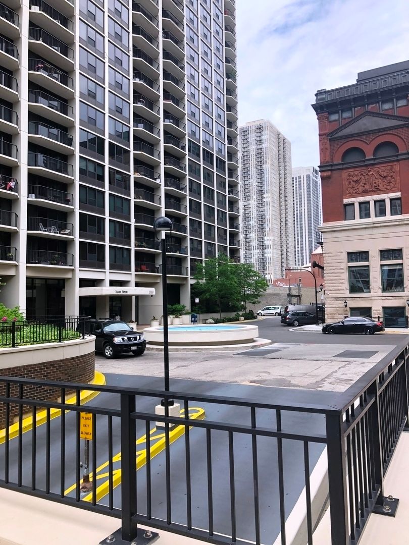 1560 Sandburg Terrace, Chicago, IL 60610