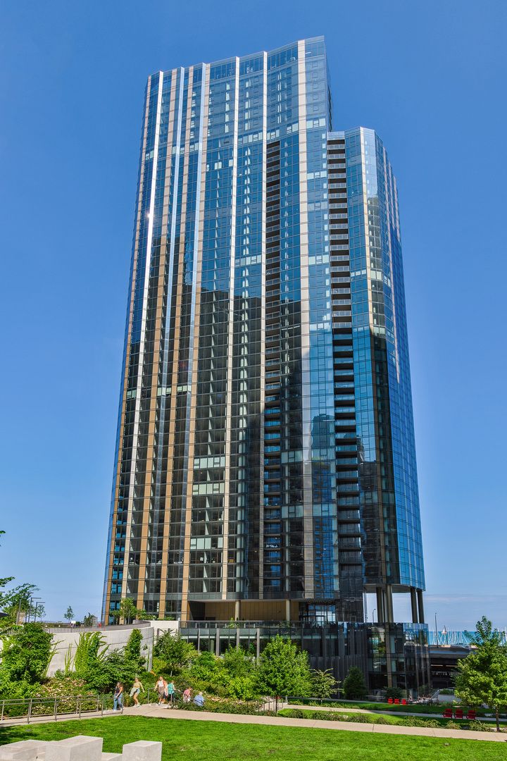 211 Harbor Drive, Chicago, IL 60601