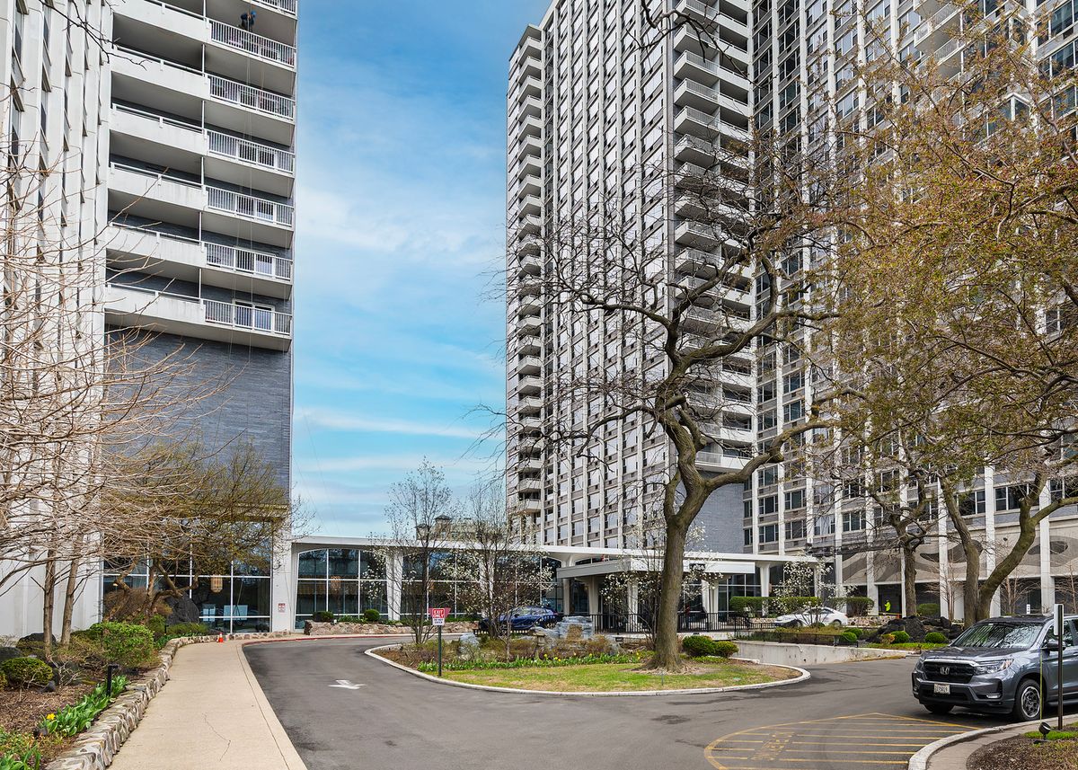 4250 Marine Drive, Chicago, IL 60613