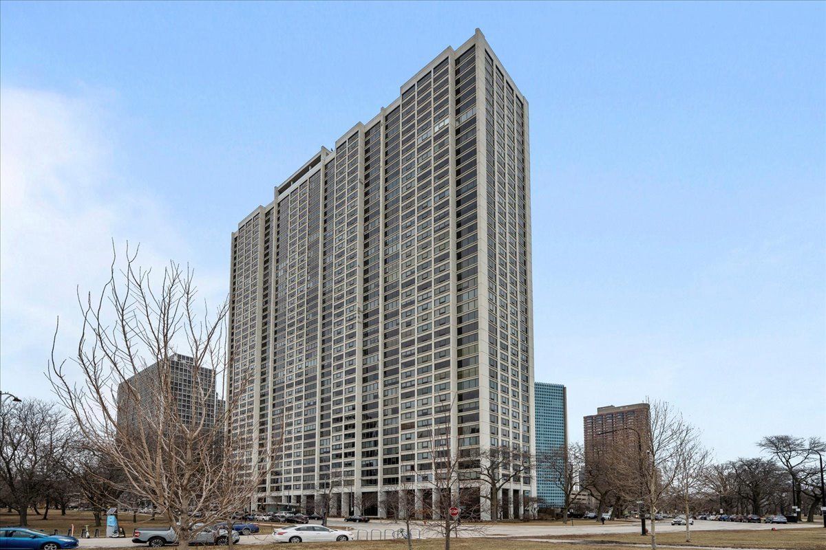 2800 N Lake Shore Drive #1317 — Chicago, IL 60657