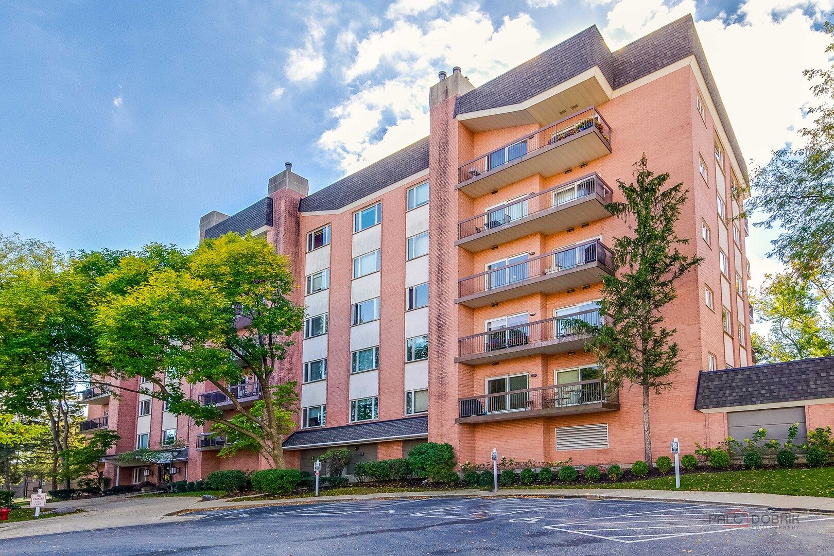 209 Rivershire Lane #203 — Lincolnshire, IL 60069