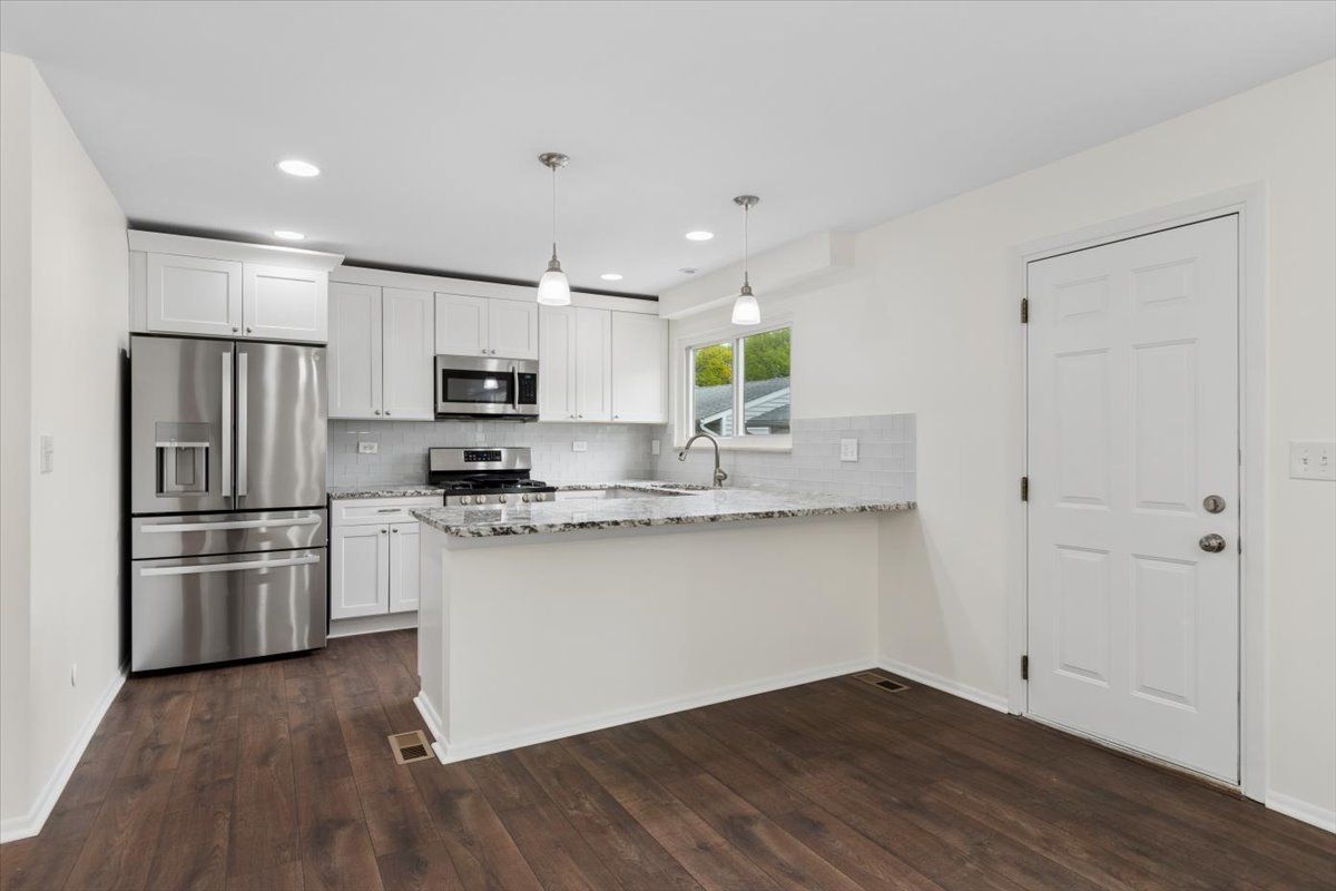 16 Wintergreen Court, Woodridge, IL 60517