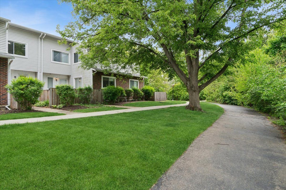 16 Wintergreen Court, Woodridge, IL 60517