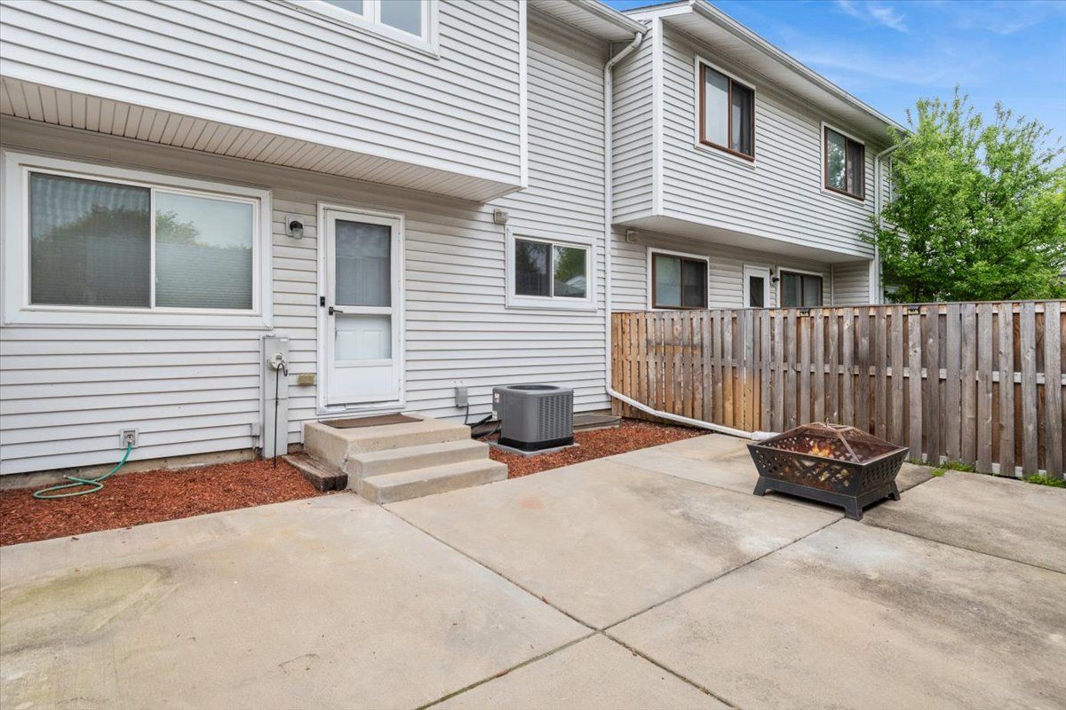 16 Wintergreen Court, Woodridge, IL 60517