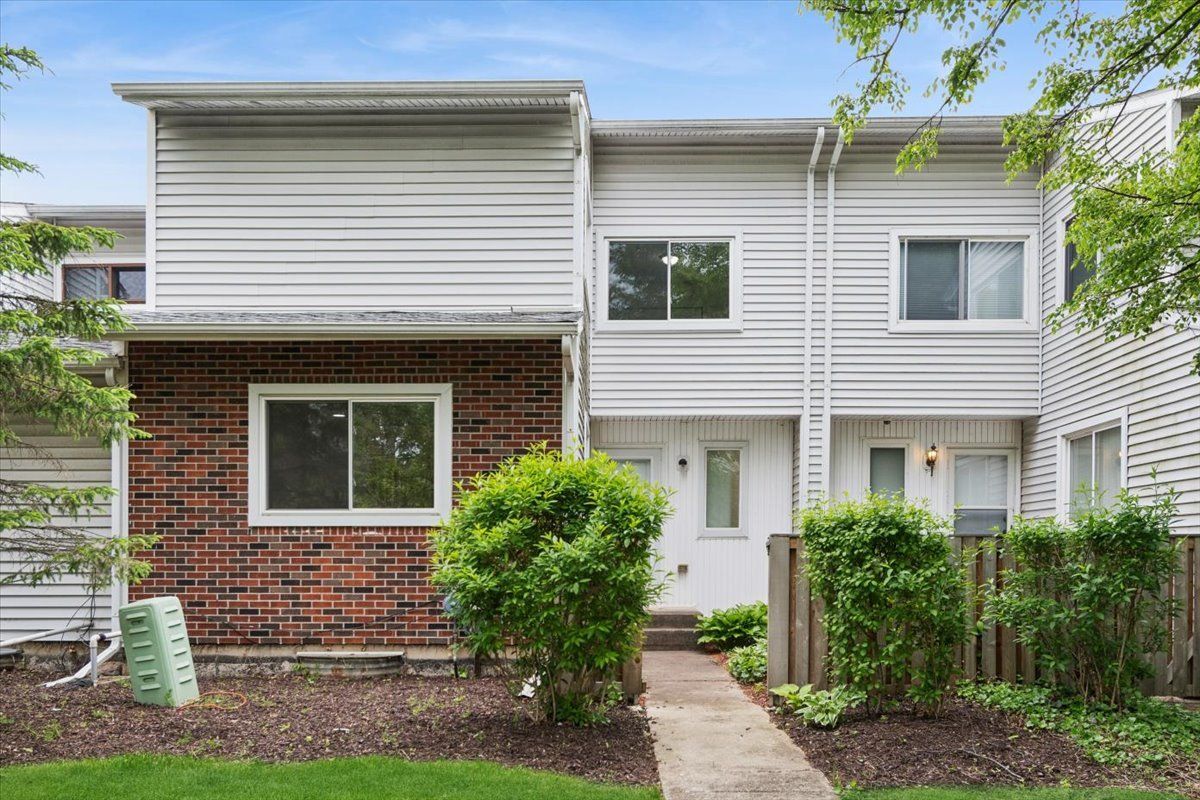 16 Wintergreen Court — Woodridge, IL 60517