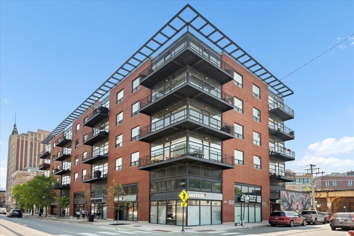 2045 W Concord Place #401 — Chicago, IL 60647