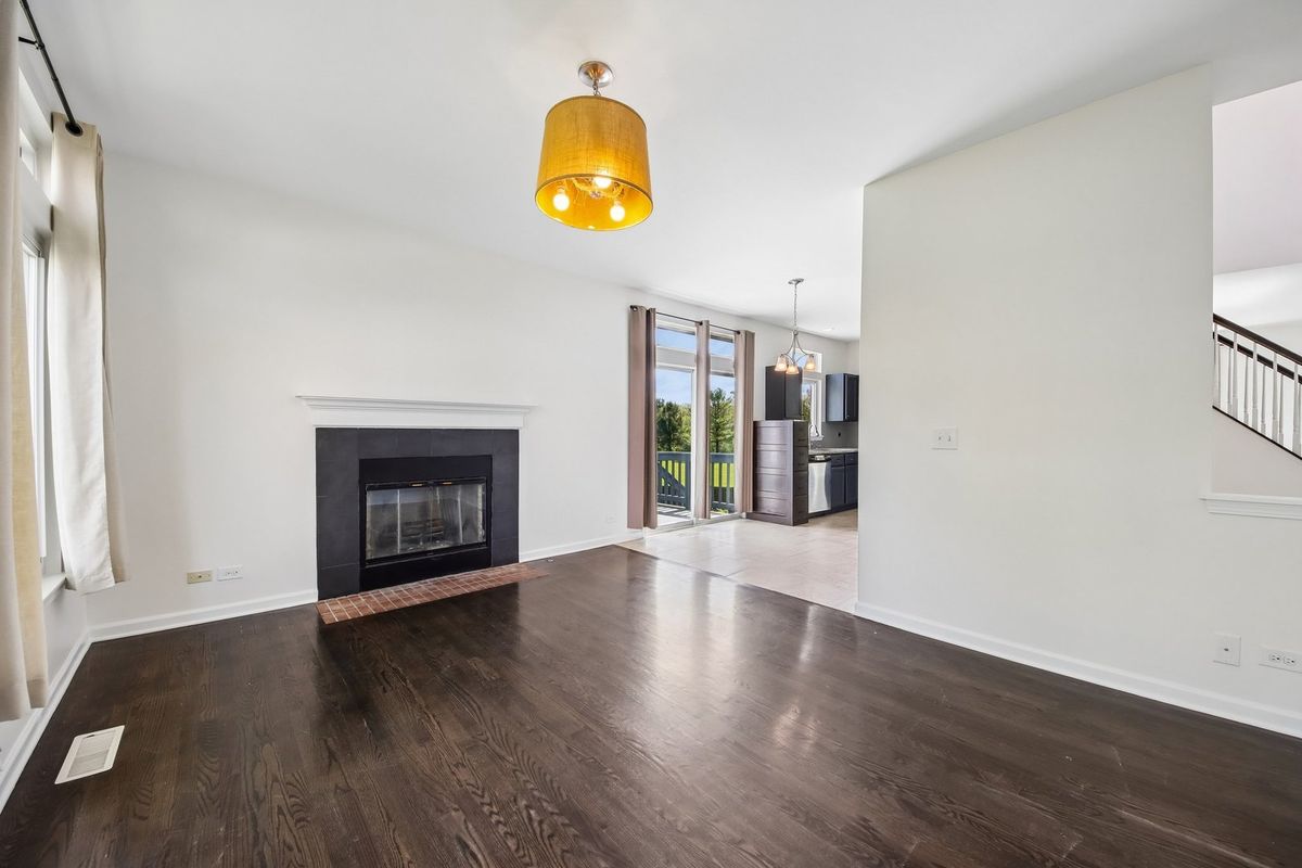 254 W Holly Court, Round Lake, IL 60073