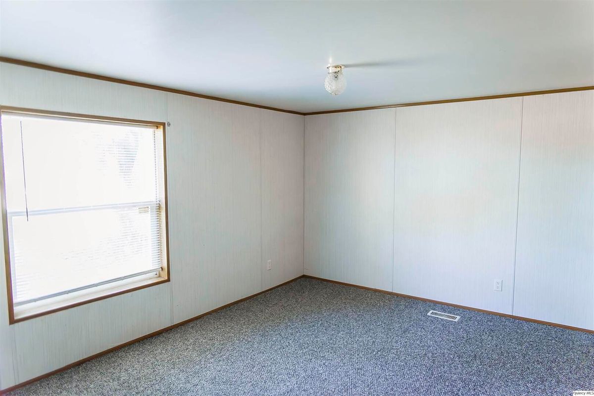 110 N 1st St, West Point, IL 62380