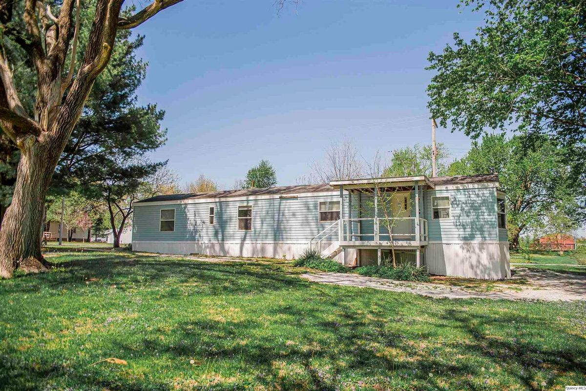 110 1st St, West Point, IL 62380