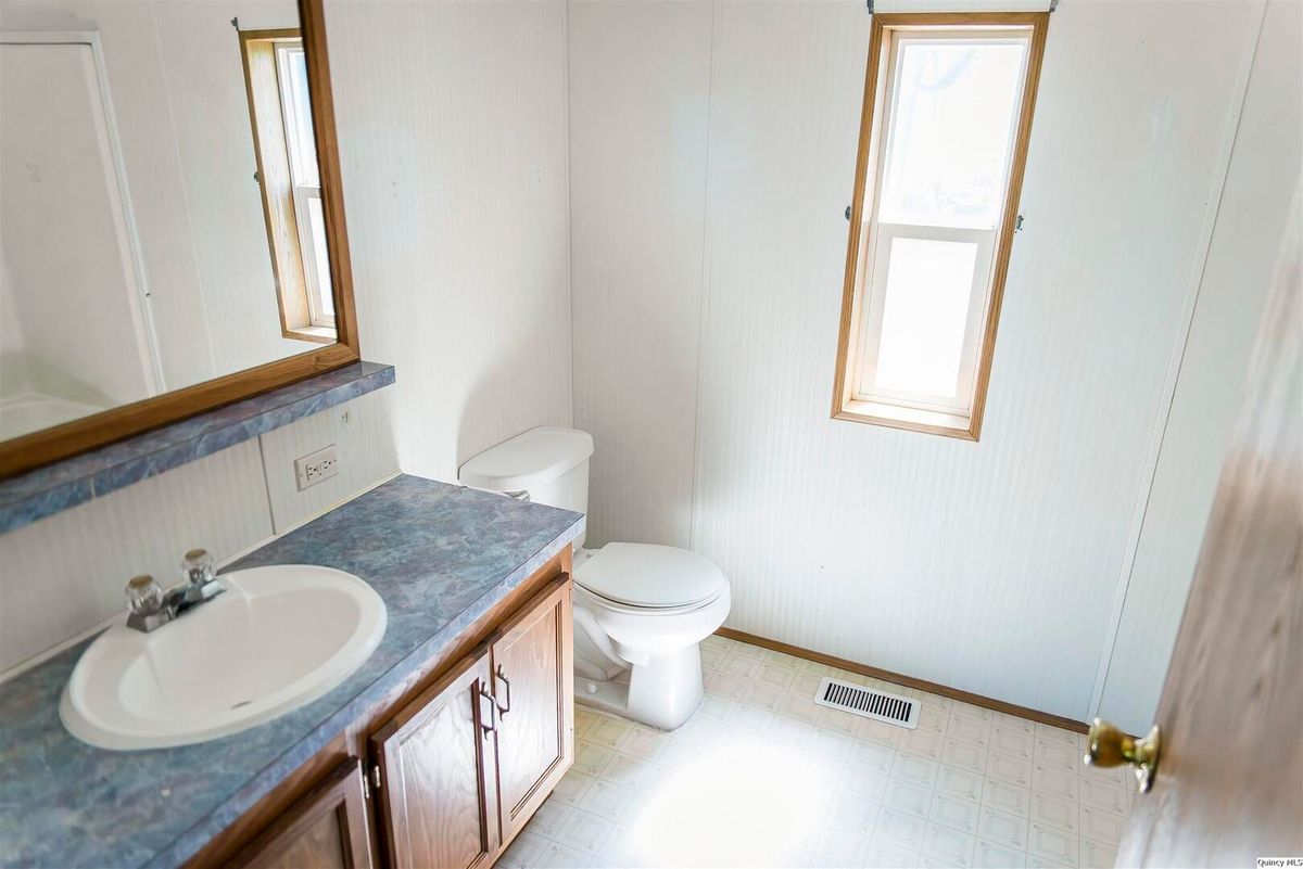 110 N 1st St, West Point, IL 62380