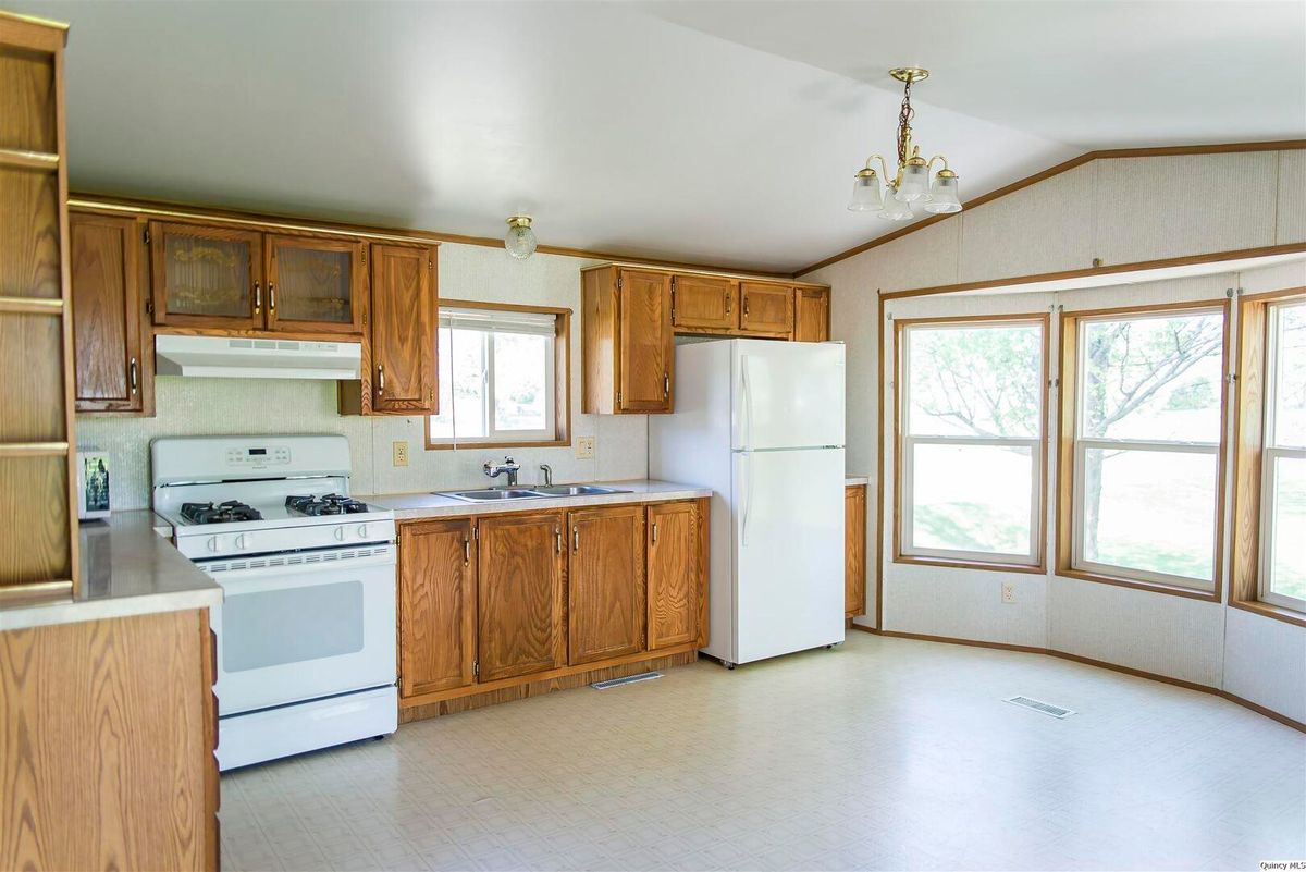 110 N 1st St, West Point, IL 62380