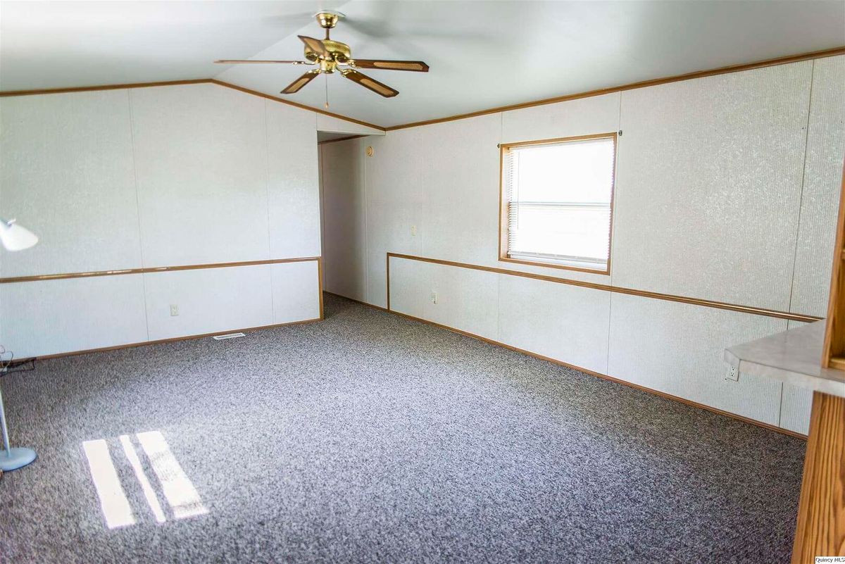110 N 1st St, West Point, IL 62380