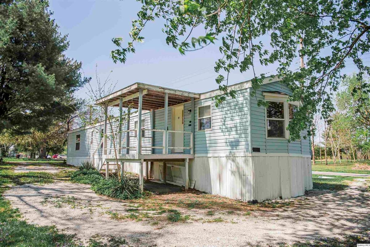 110 N 1st St, West Point, IL 62380