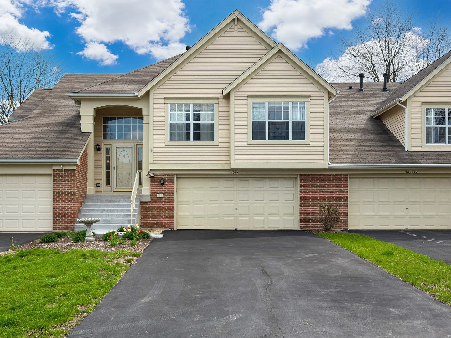 30W015 Juniper Court #30W015 — Warrenville, IL 60555