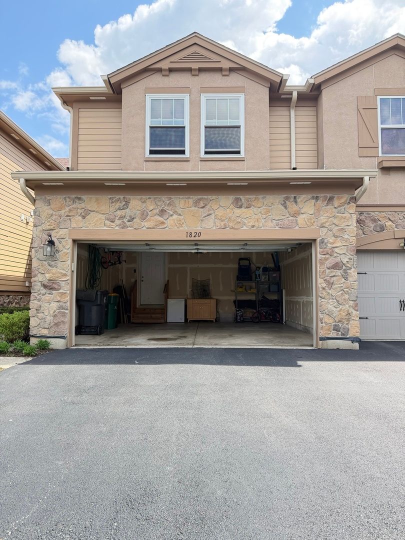 1820 CRENSHAW Circle #1820 — Vernon Hills, IL 60061