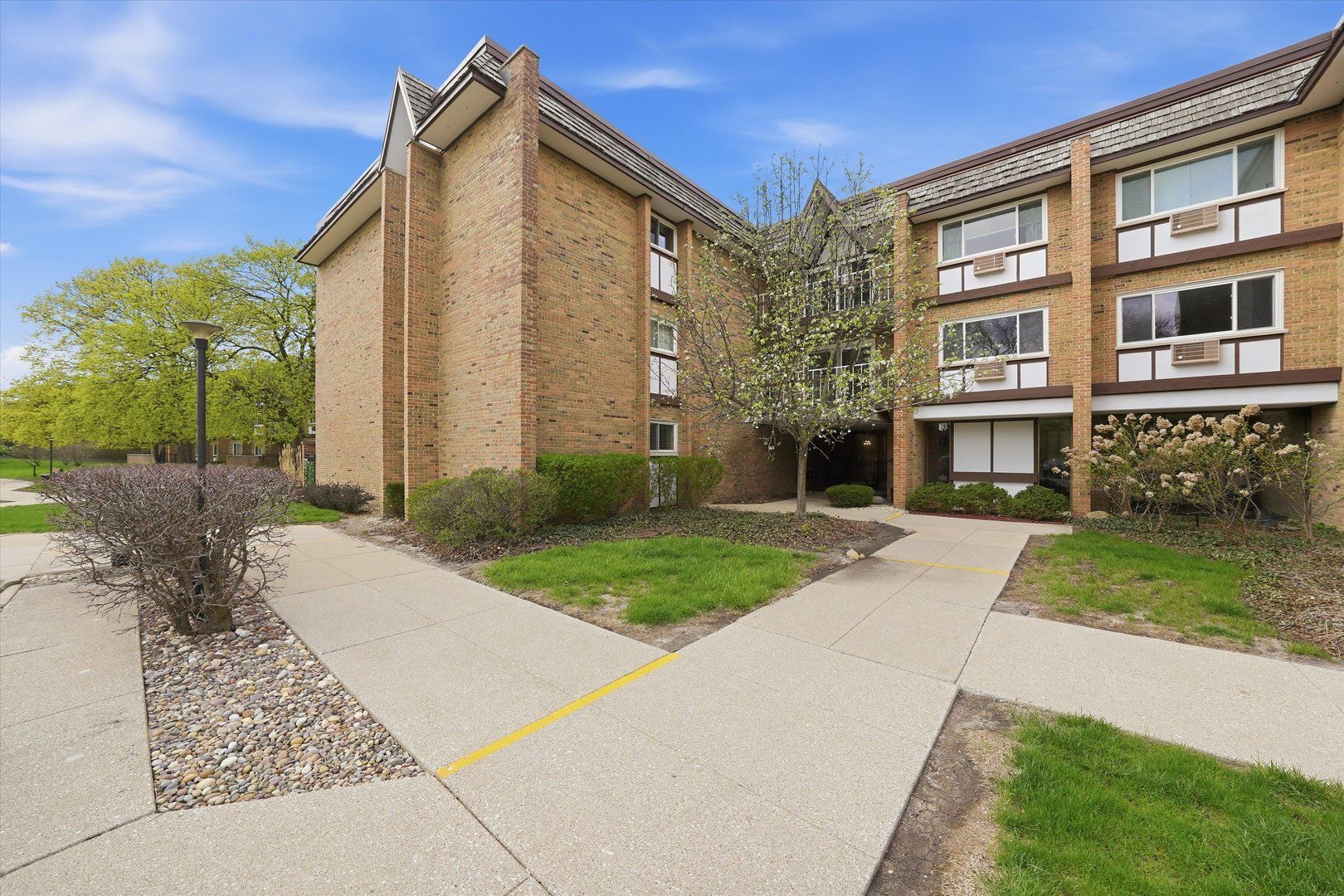 300 Claymoor Road #2E — Hinsdale, IL 60521