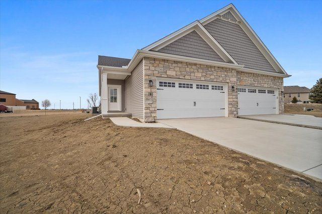 13 Stone Mill Court, Bloomington, IL 61705