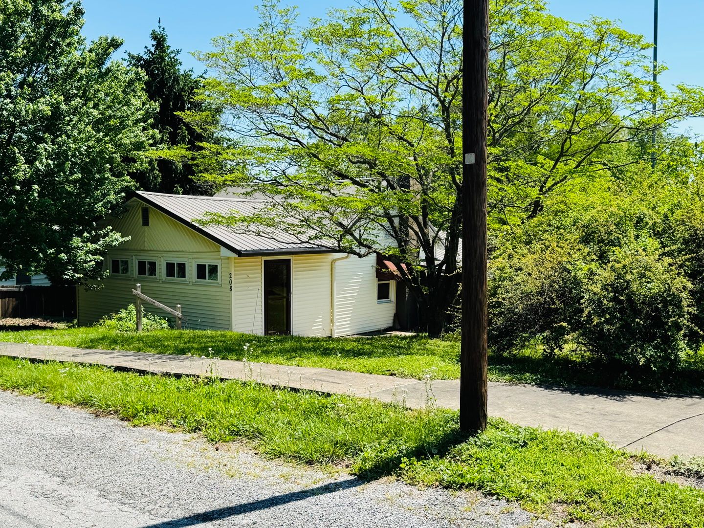 208 W Poplar Street — Cobden, IL 62920